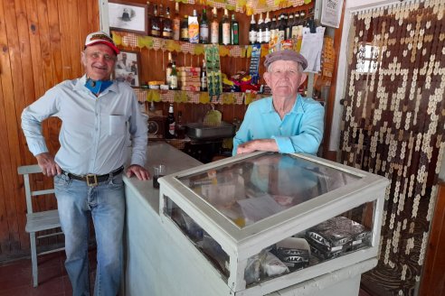  Peluquería y despacho de bebidas de Jorge Heffele, atendido por su dueño hace 75 años