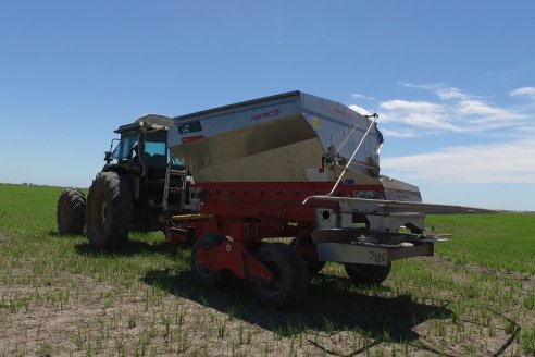 Fertilizadora de arrastre Fertec F5000 Serie 6 se destaca dentro de las arroceras entrerrianas