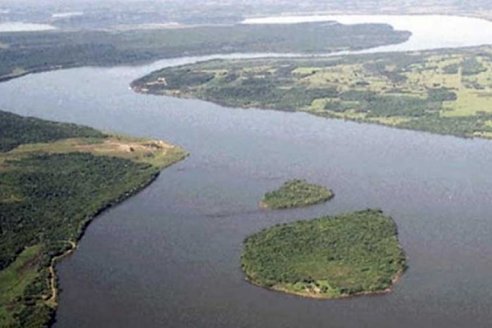 Un barco paraguayo derramó combustible en el río Paraná