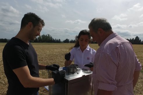 Manuel Jorge Hadad y Mariela Seehaus - EEA INTA Paraná - Primer equipo monitoreo de particulas y vapores de pesticidas en el aire