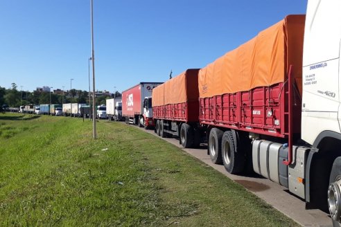 El corte de rutas pone en peligro la pérdida de cargas de alimentos perecederos como leche enfriada
