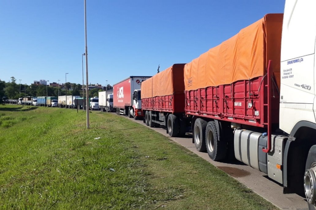La fila de camiones se extiende por varios kilómetros del Acceso Norte a Paraná