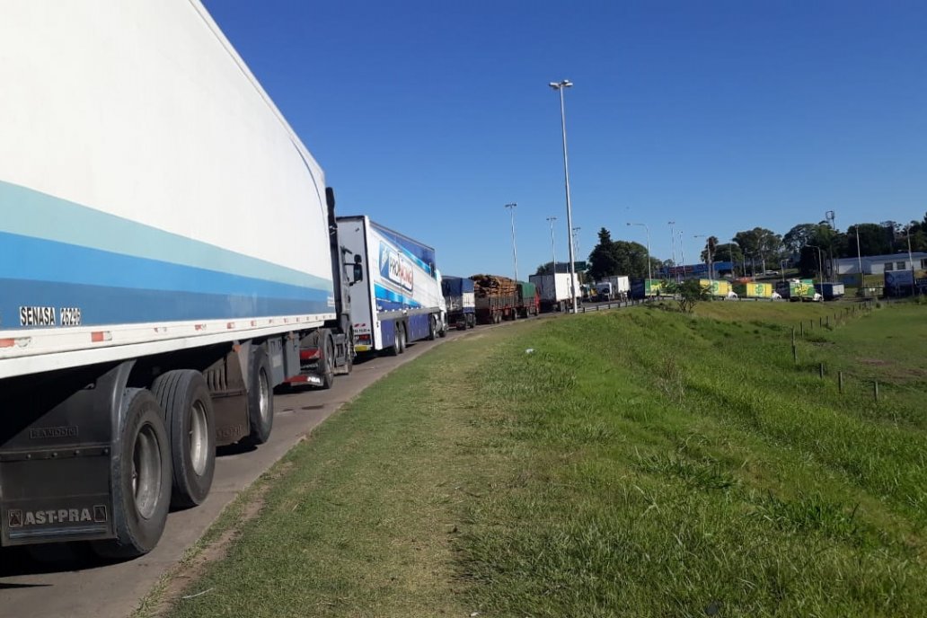 En Paraná, la congestión de camiones impide el tránsito hacia Santa Fe.