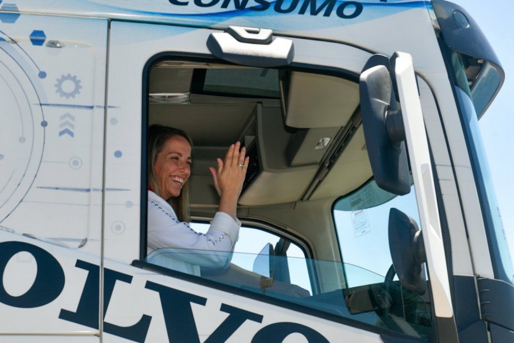Desde un camión, la vicegobernadora celebró la iniciativa de paridad de género.