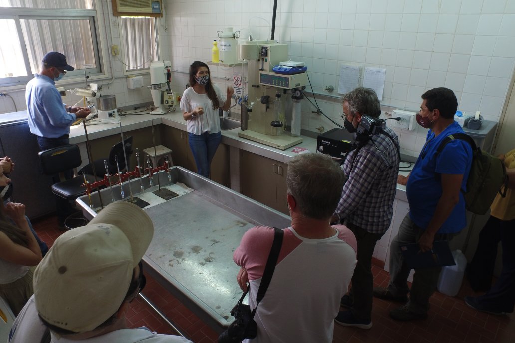 Los periodistas en uno de los laboratorios de INTA Rafaela.