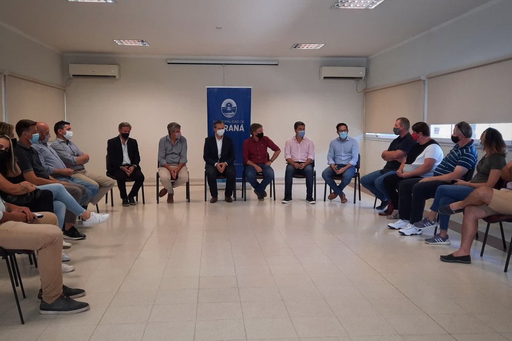 El intendente de Paraná y el ministro de Producción, reunidos con productores.