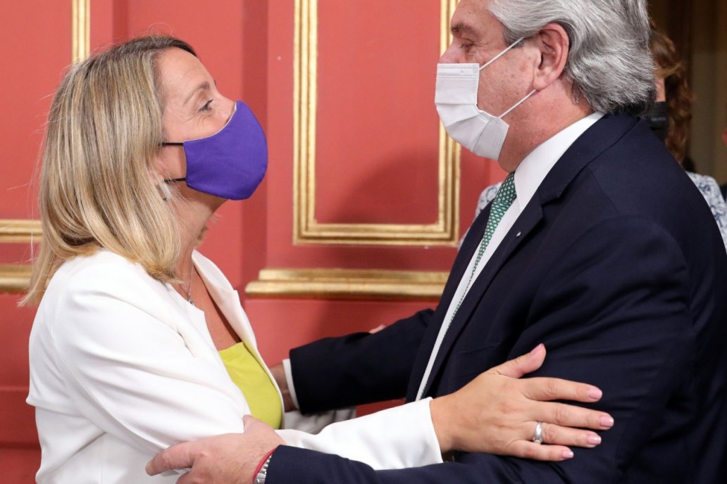 El presidente Fernández firmó el acuerdo con la vicegobernadora Srtatta.