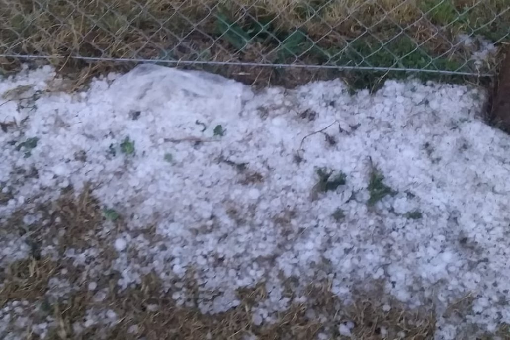 Las piedras acompañaron una lluvia que por excepción superó los 10 mm.