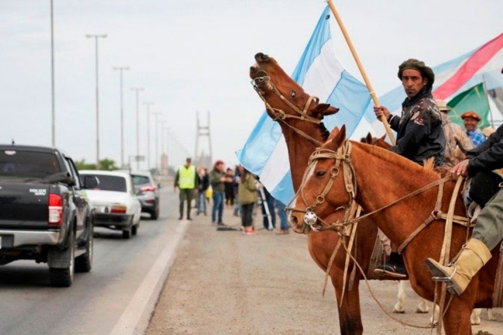 Con caballos y banderas argentinas expresaron el descontento.