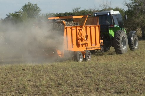 Crece el uso y manejo del guano para fertilizar los suelos en campos de Paraná Campaña