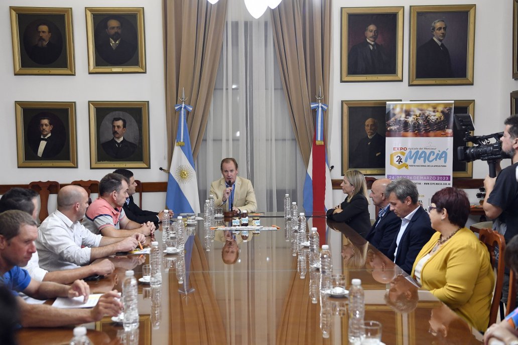 El mandatario promueve la fiesta con un aporte económico y una reunión de prensa