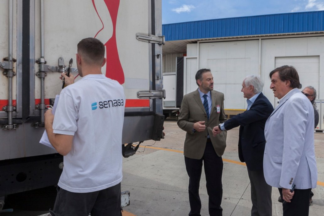Autoridades argentinas y mexicanas en Ezeiza, al momento de embarcar los cortes. Autoridades argentinas y mexicanas en Ezeiza, al momento de embarcar los cortes.