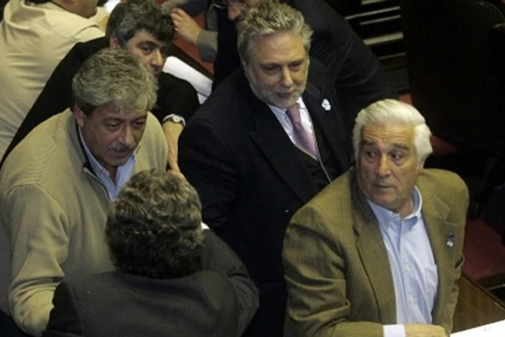 Rossi saludando a los jefes de las gremiales del campo en una foto de 2008.