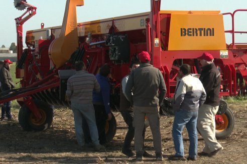 Jornada Dinámica a Campo en Larroque - E.Rios Maquinaria Agricolas - Presentación Sembradora Multiproposito Bertini 40.000