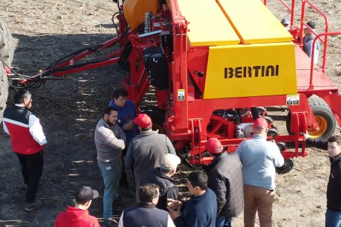 Jornada Dinámica a Campo en Larroque - E.Rios Maquinaria Agricolas - Presentación Sembradora Multiproposito Bertini 40.000
