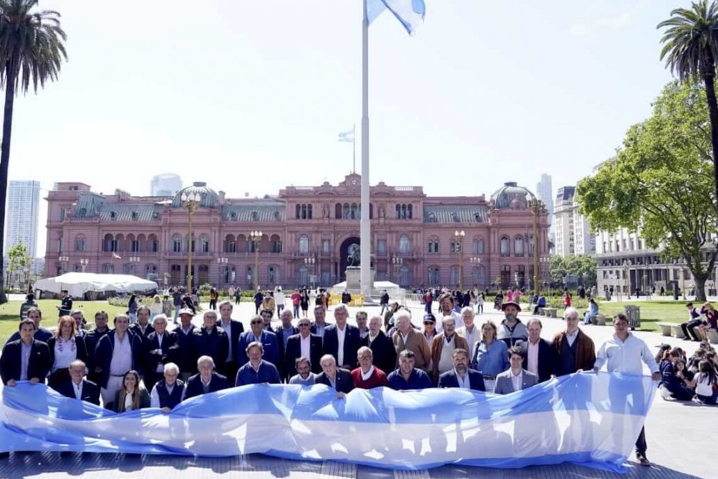 En Plaza de Mayo los dirigentes se fotografiaron sin romper la veda electoral.