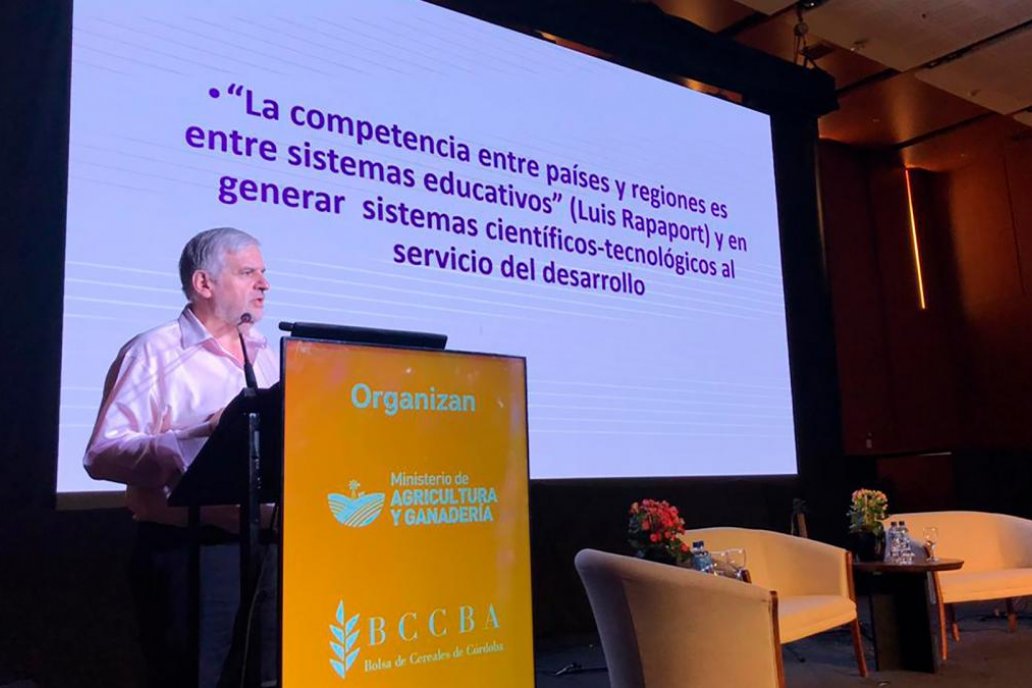 Entre sus prioridades destacó la desregulación de las trabas al comercio. Entre sus prioridades destacó la desregulación de las trabas al comercio.