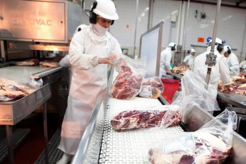 Los trabajadores de la carne lograron una suba salarial del 100%