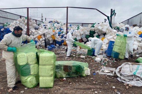 Clausuran campo que tenía acopio ilegal de envases de químicos