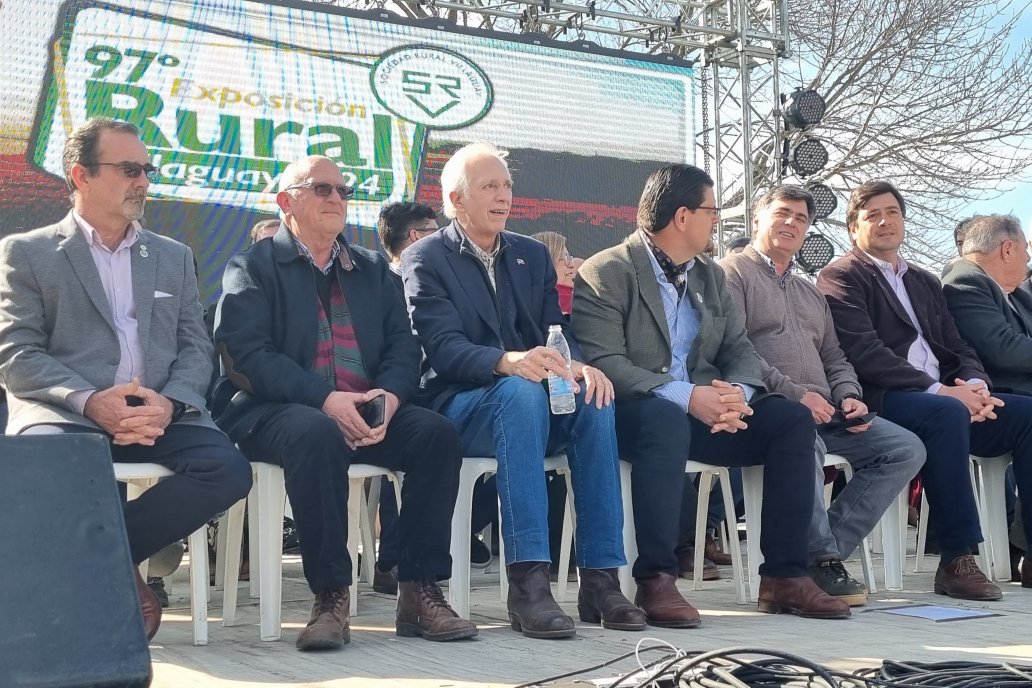 El ministro inauguró la muestra de Viallaguay junto a directivos de Farer.