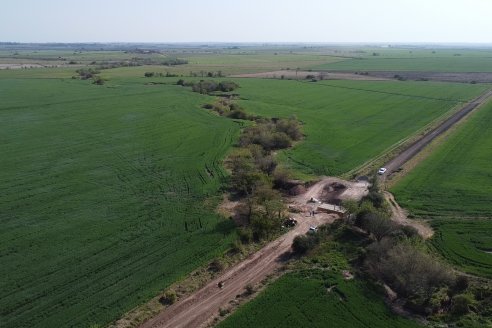 La Comuna de Sauce Pinto construye una obra fundamental para el tránsito y la producción regional