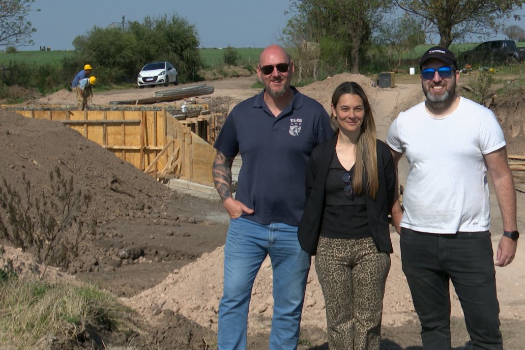 Silvia Taylor, presidenta de la comuna, junto a Agustín Lescano y Javier Cetau.