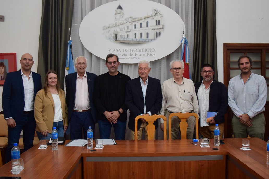 El acuerdo público y privado se concretó en la Casa de Gobierno, en Paraná.