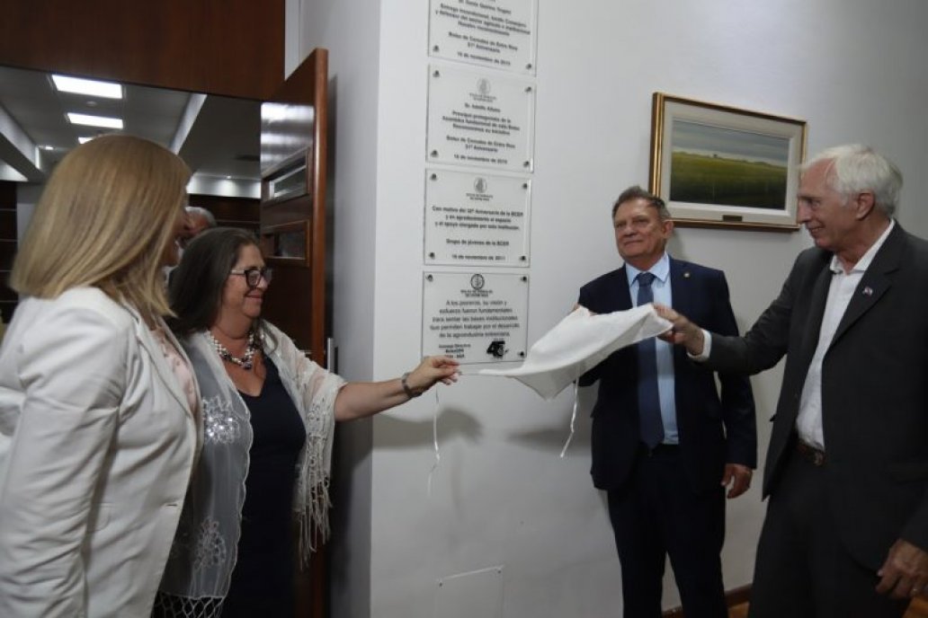 En un momento del acto se descubrió una placa en homenaje a los fundadores.