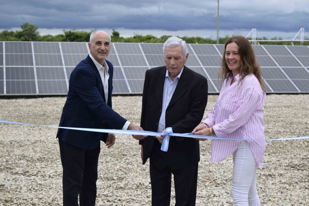 Héctor y Helen Motta en el corte de cintas, con Cristhian Martin, de YPF Solar.