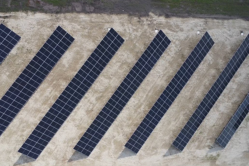 Grupo Motta puso en marcha el parque solar en complejo avícola de Conscripto Bernardi