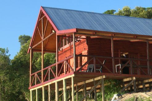 Construccion de Cabañas El Picapalo en Alvear - Experiencia con terreno en desnivel