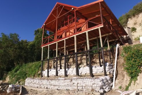 Construccion de Cabañas El Picapalo en Alvear - Experiencia con terreno en desnivel