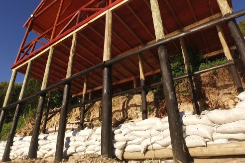 Construccion de Cabañas El Picapalo en Alvear - Experiencia con terreno en desnivel