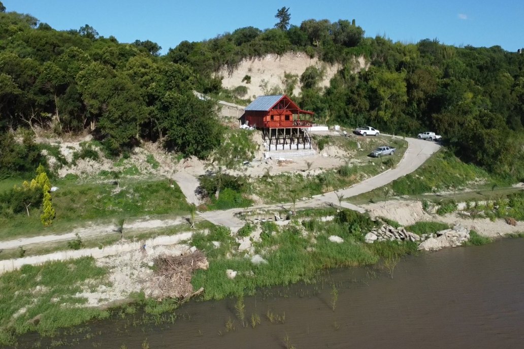 Construccion de Cabañas El Picapalo en Alvear - Experiencia con terreno en desnivel