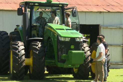 Jornada de Capacitación de Agronorte Suc Paraná en Puiggari sobre tractores Series 7M - 8R y Centro de Operaciones John Deere