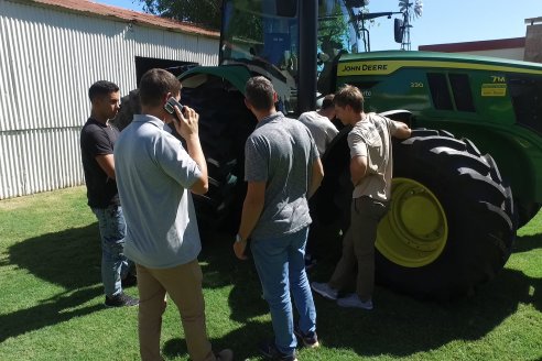 Jornada de Capacitación de Agronorte Suc Paraná en Puiggari sobre tractores Series 7M - 8R y Centro de Operaciones John Deere