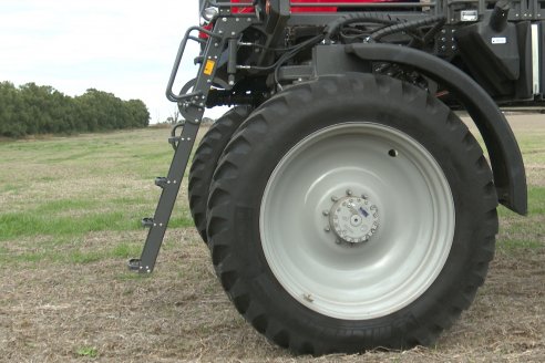 Weinbaur S.A. - Demostración Técnica a Campo para presentar a la Pulverizadora MF535R