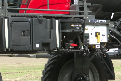 Weinbaur S.A. - Demostración Técnica a Campo para presentar a la Pulverizadora MF535R