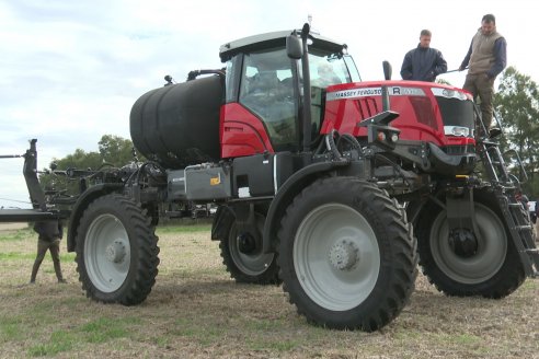 Weinbaur S.A. - Demostración Técnica a Campo para presentar a la Pulverizadora MF535R