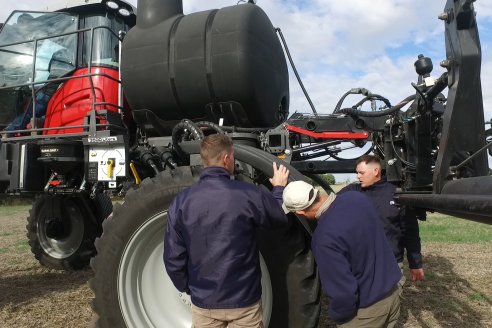 Weinbaur S.A. - Demostración Técnica a Campo para presentar a la Pulverizadora MF535R