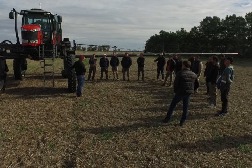 Weinbaur S.A. - Demostración Técnica a Campo para presentar a la Pulverizadora MF535R