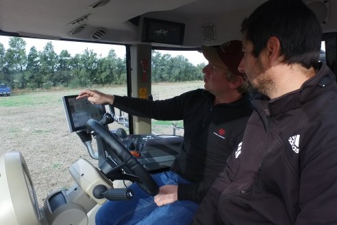 Weinbaur S.A. - Demostración Técnica a Campo para presentar a la Pulverizadora MF535R