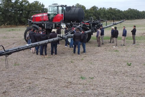 Weinbaur S.A. - Demostración Técnica a Campo para presentar a la Pulverizadora MF535R
