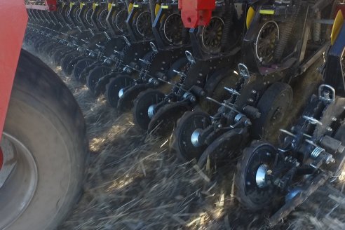 Agropecuaria Sauce Pinto: Puesta en marcha de Sembradora Doble Proposito de Dolbi DX 2142