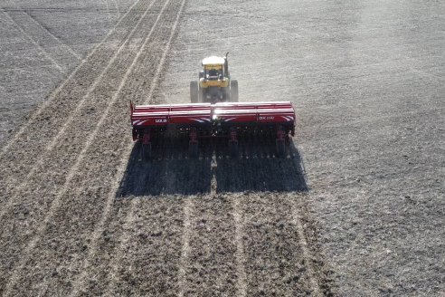 Agropecuaria Sauce Pinto: Puesta en marcha de Sembradora Doble Proposito de Dolbi DX 2142