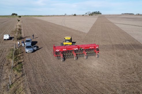 Agropecuaria Sauce Pinto: Puesta en marcha de Sembradora Doble Proposito de Dolbi DX 2142
