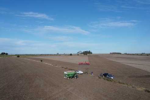 Agropecuaria Sauce Pinto: Puesta en marcha de Sembradora Doble Proposito de Dolbi DX 2142