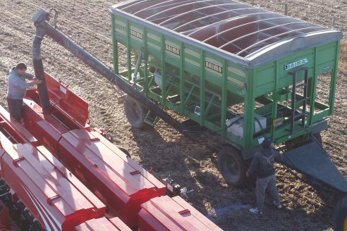 Agropecuaria Sauce Pinto: Puesta en marcha de Sembradora Doble Proposito de Dolbi DX 2142
