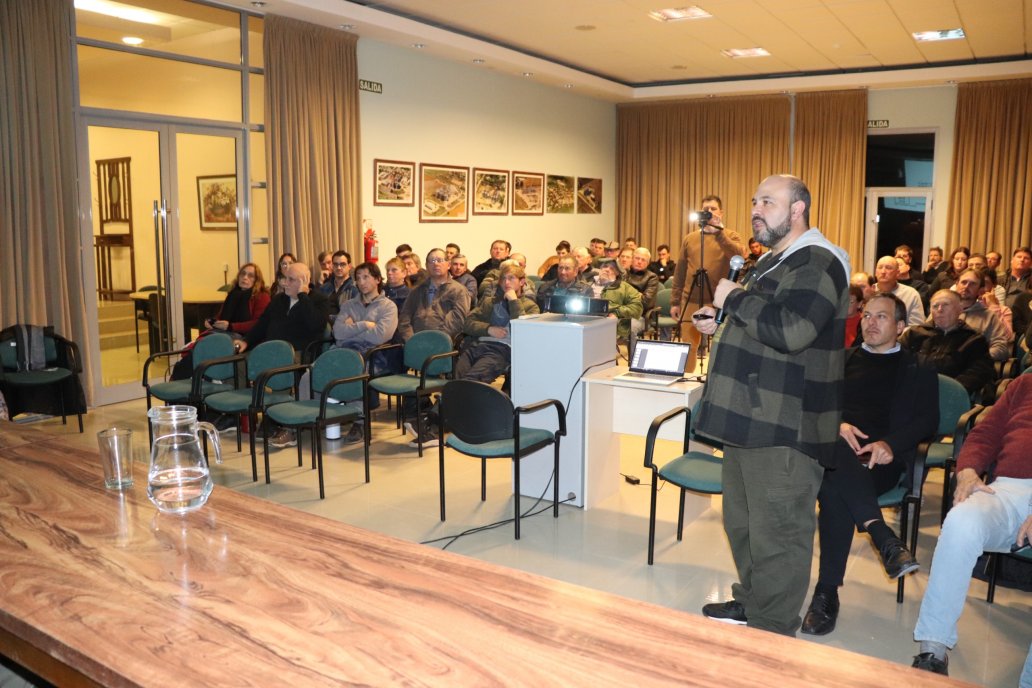 En encuentro de productores con el experto fue en el auditorio de Coopar. En encuentro de productores con el experto fue en el auditorio de Coopar.