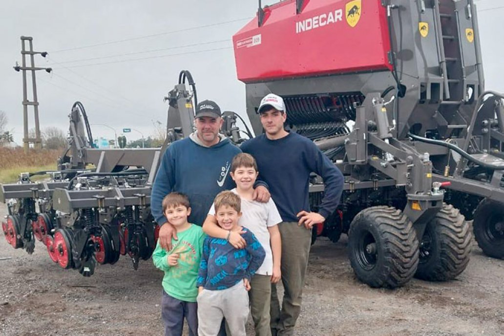 En Todo Agro consignan en el contratista trabajó junto a su hijo y dos ayudantes En Todo Agro consignan en el contratista trabajó junto a su hijo y dos ayudantes
